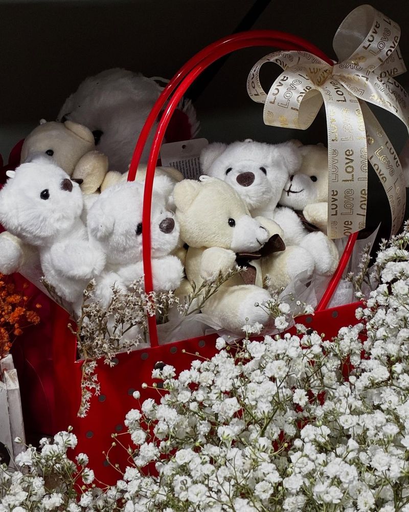 Рачно изработен цветен аранжман во елегантна обвивка