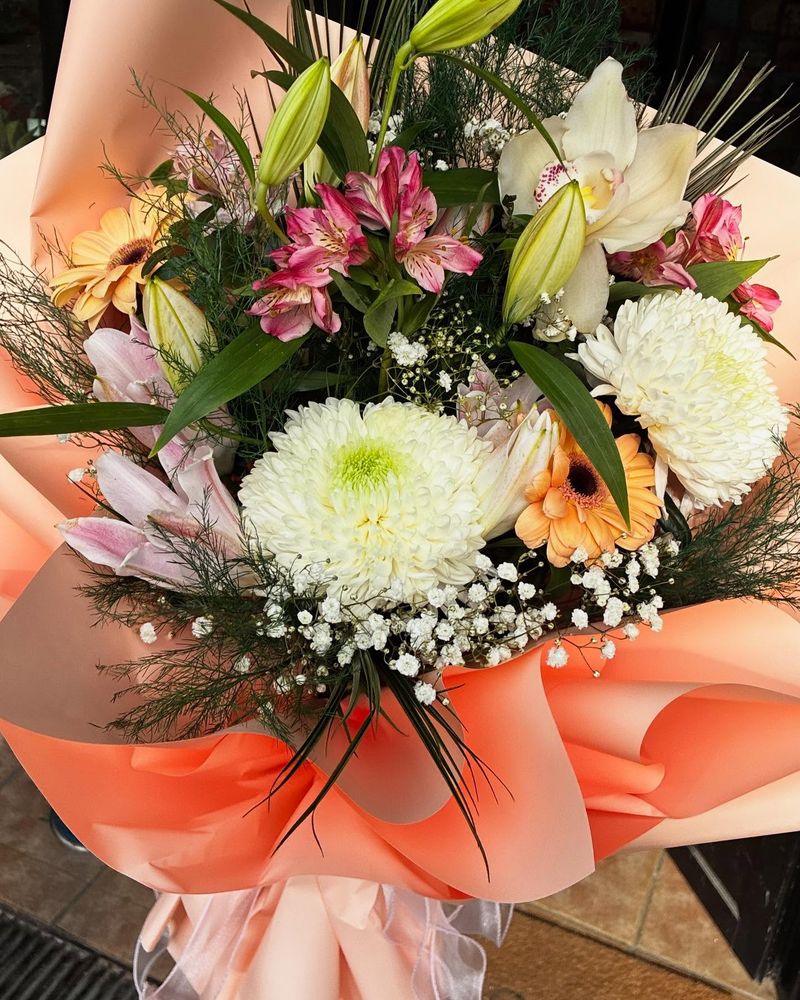 Елегантен цветен букет подготвен за подарок