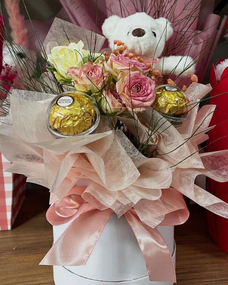 Разнобојни цветови во модерен состав